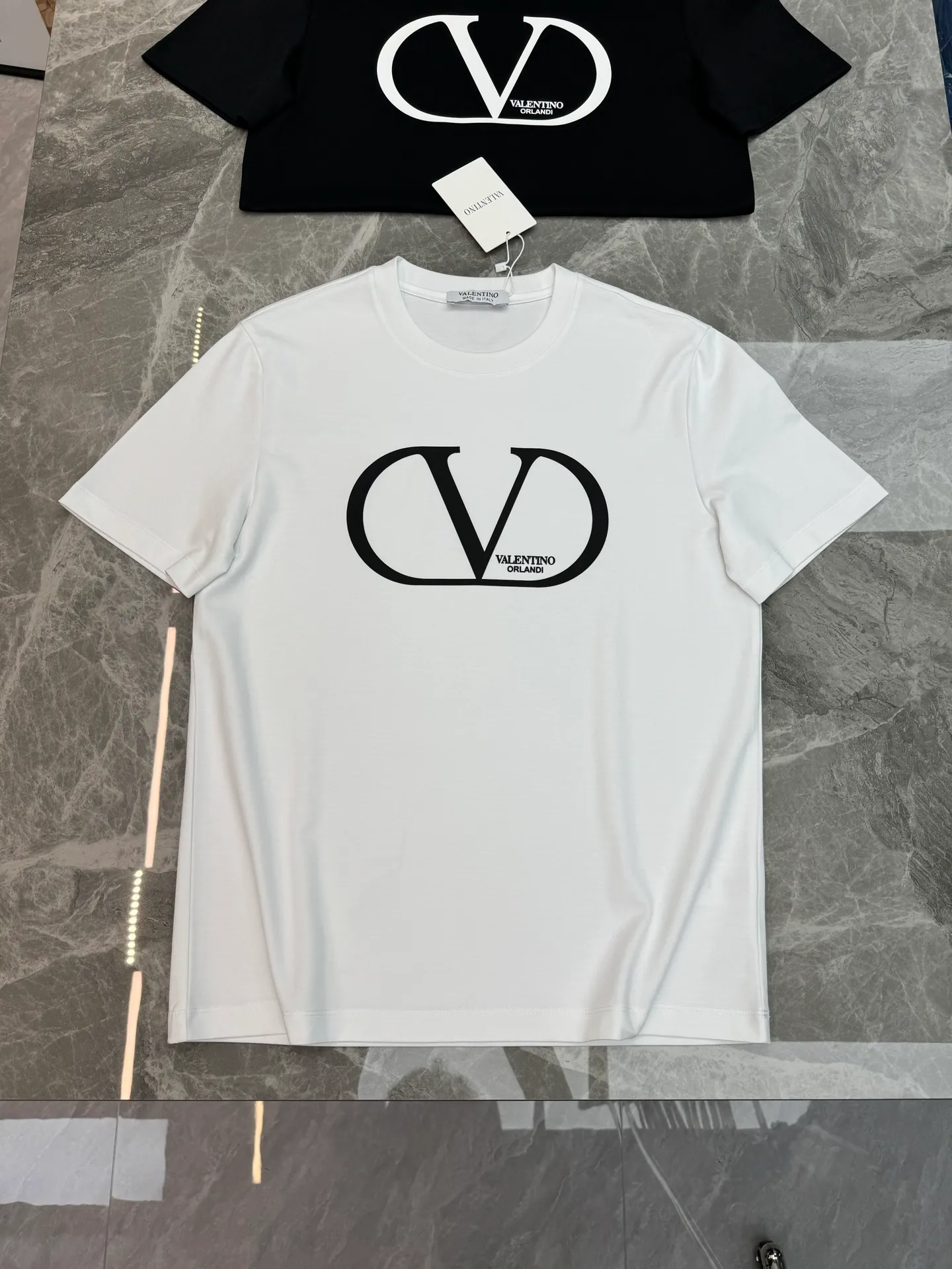 ⚜️Valentino Classic round neck T-shirt. Made of high-count mercerized cotton fabric, it has a delicate and soft light texture on the hand. It drape smoothly without sweating, and the upper body is neat and does not collapse. The iconic big V logo is minimalist and advanced, and the Black and White two-color Versatile is unmistakable. The round neck fits the neck without tightening the skin, and is suitable for daily commuting and leisure travel! It is low-key and releases a light and luxurious atmosphere. It is a basic model that men's wardrobe needs. It is soft and skin-friendly. It has excellent breathability and is super comfortable to wear in spring and summer! The contrasting color brand logo on the front is simple and recognizable, and the slim fit highlights your figure, making it easy to handle for daily commuting and leisure time ✨Sizes: M-4XL slim fit ❗️ (XL recommended for 175/145 pounds)